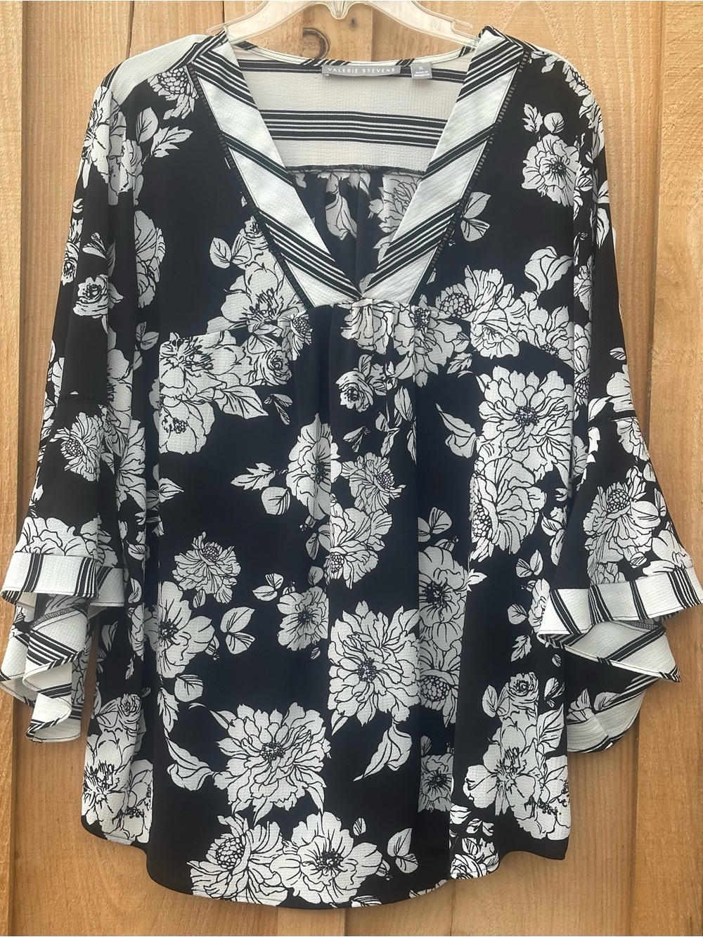 Womens Black & White Floral V-Neck Ruffle Sleeve Blouse